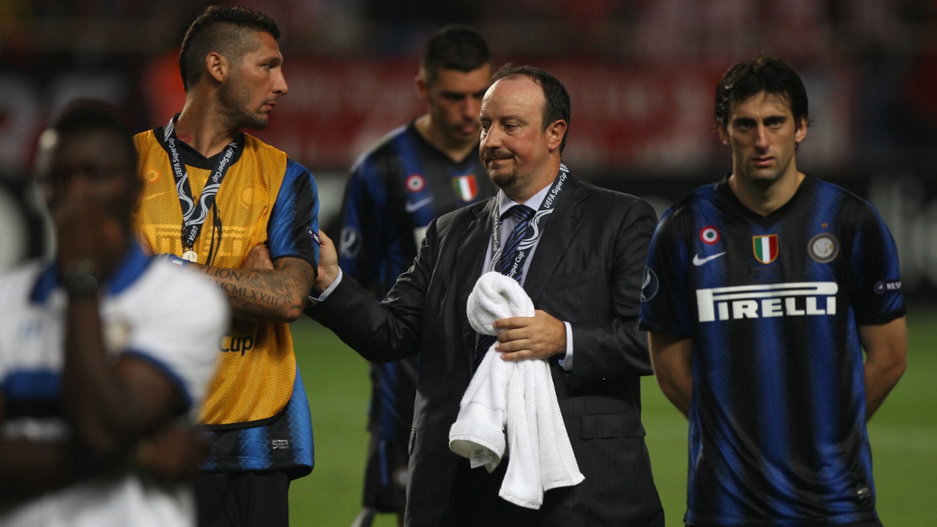 Rafa Ben&iacute;tez, junto a Materazzi y Diego Milito
