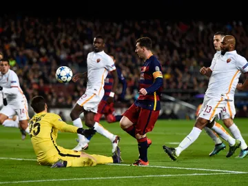 Messi pica el balón ante la Roma para lograr el segundo gol del partido Messi pica el balón ante la Roma para lograr el segundo gol del partido