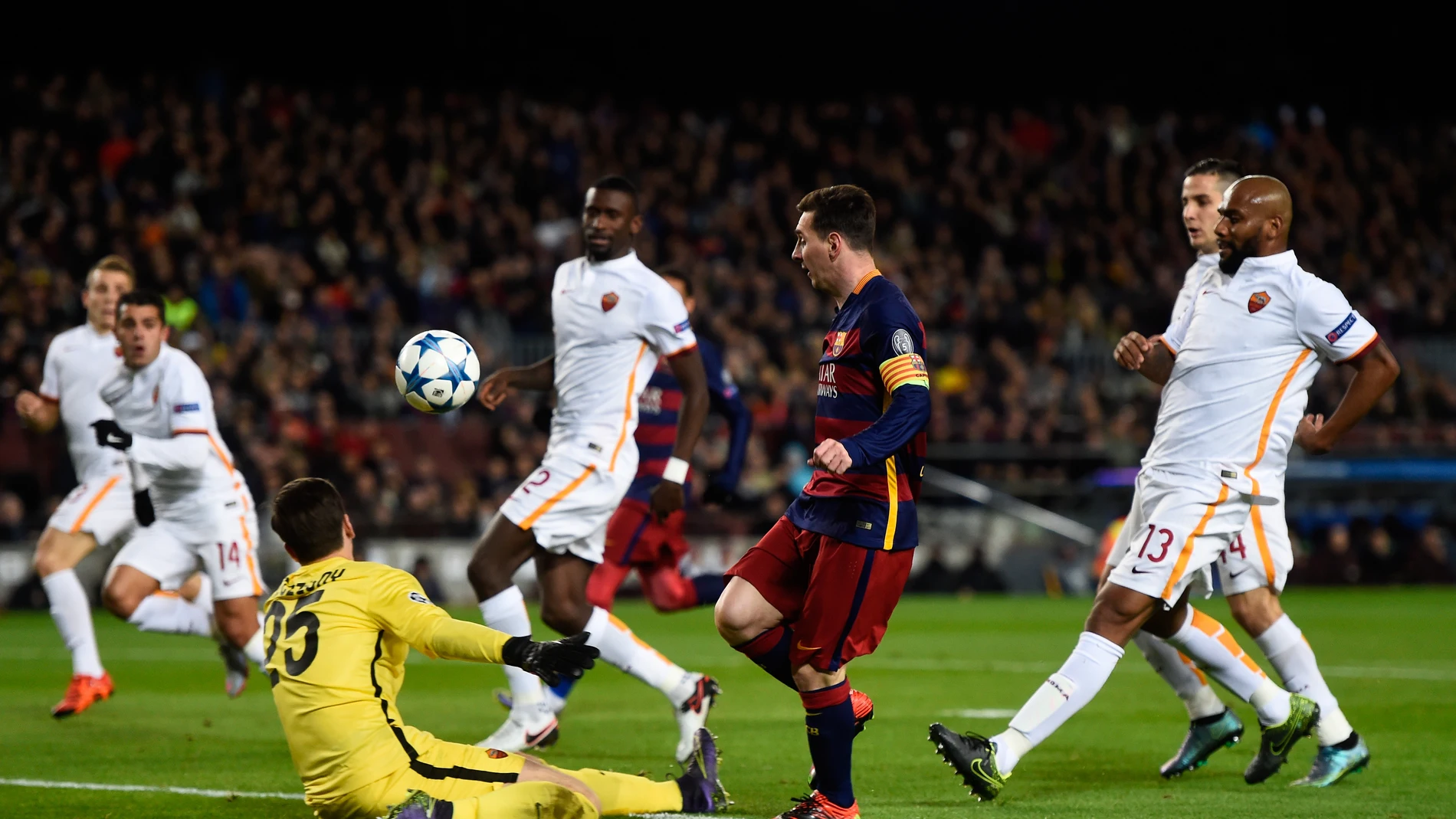 Messi pica el balón ante la Roma para lograr el segundo gol del partido