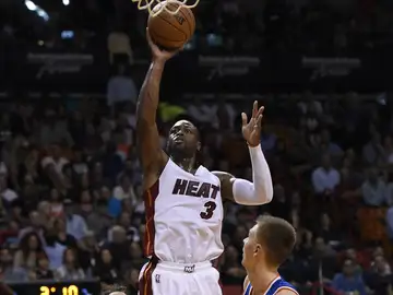 Wade, en acción ante Calderón y Porzingis Wade, en acción ante Calderón y Porzingis