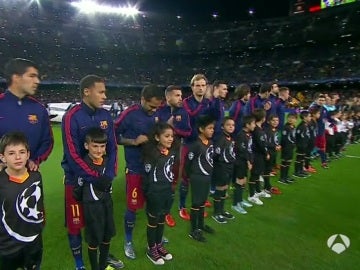 Los jugadores del Barcelona y la Roma, escuchando el himno de la Champions