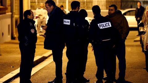 Oficiales de polic&iacute;a prestan guardia en una calle cerca de Par&iacute;s