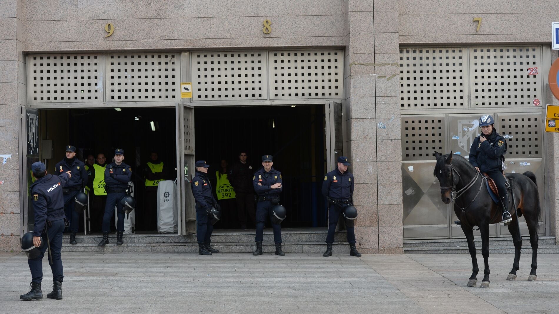 Refuerzo policial en el Vicente Calder&oacute;n 