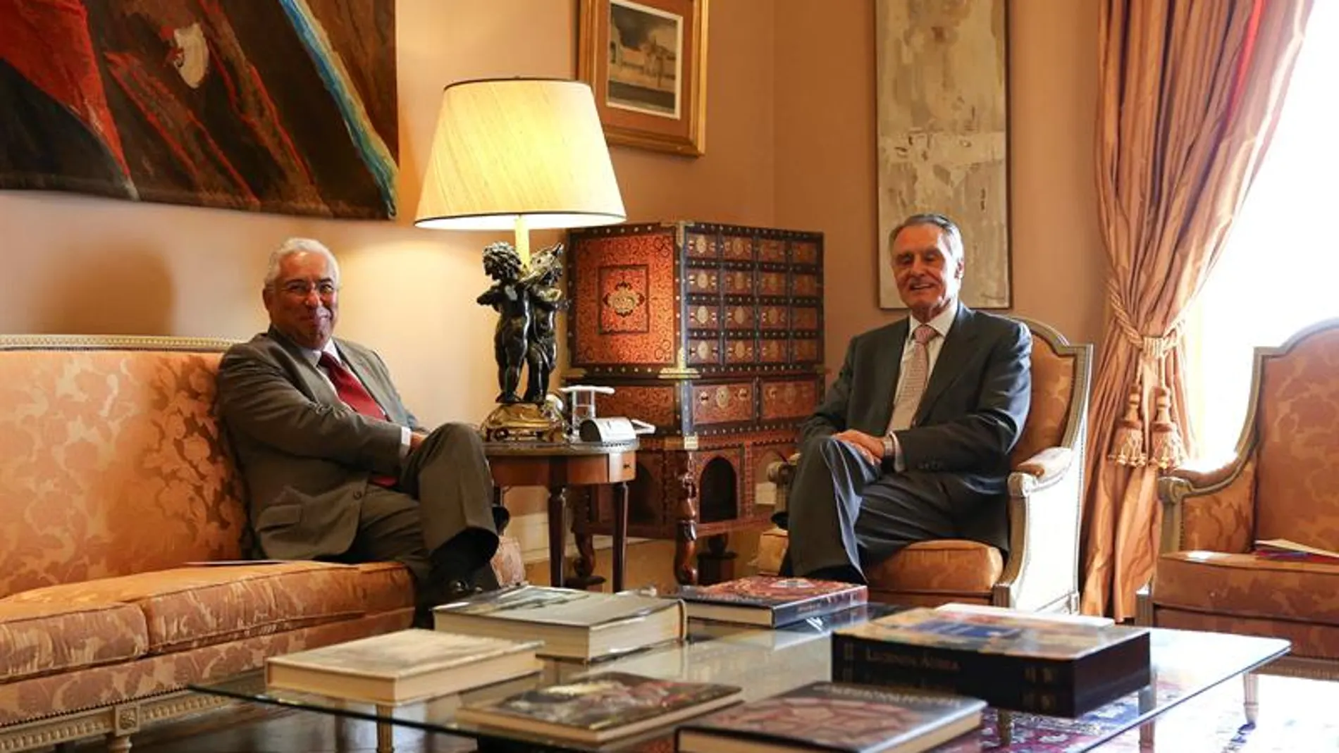 El líder socialista portugués, António Costa (izda), durante su reunión con el presidente portugués, Anibal Cavaco Silva El líder socialista portugués, António Costa (izda), durante su reunión con el presidente portugués, Anibal Cavaco Silva