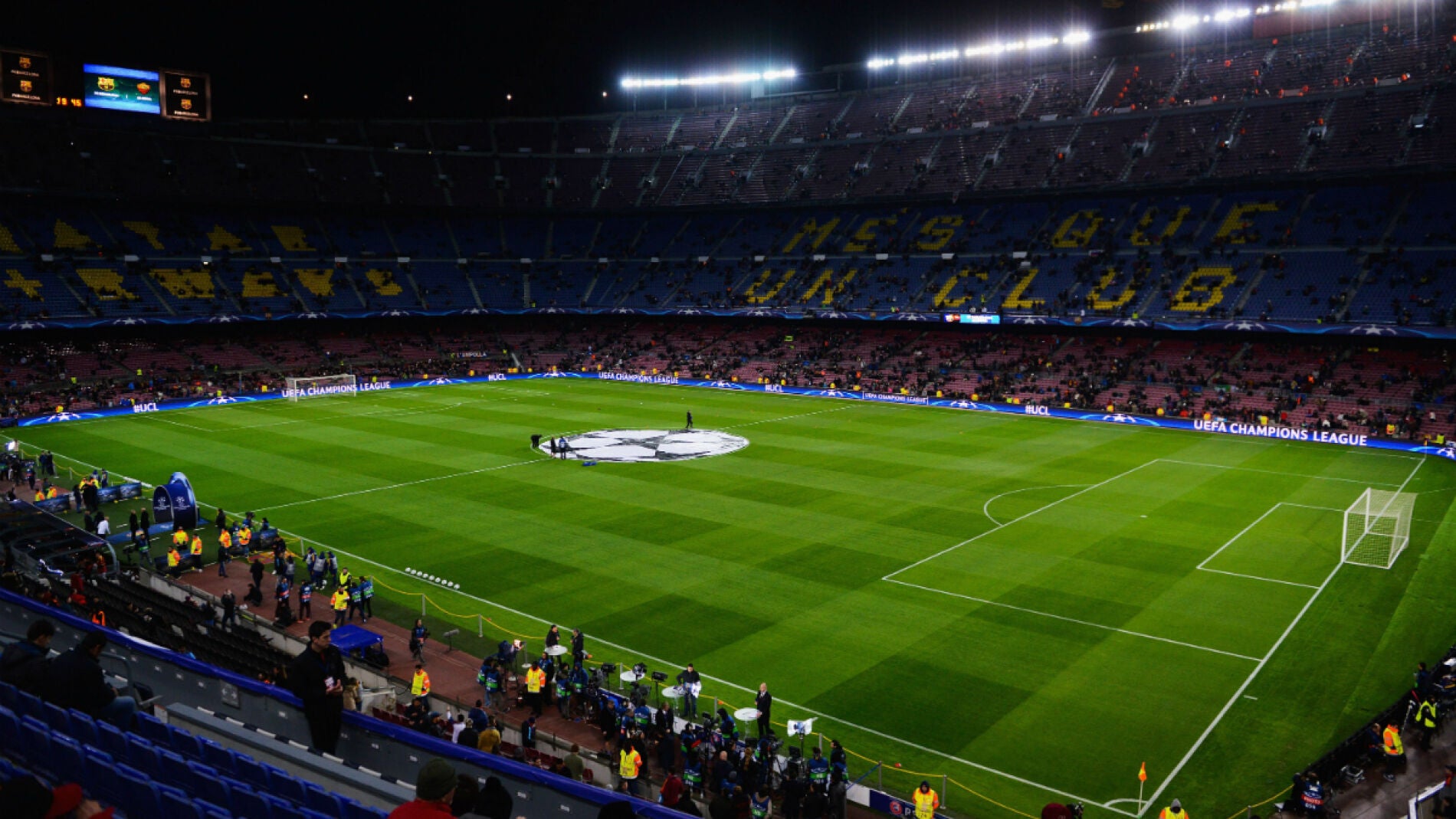 El Camp Nou, antes del Barcelona - Roma