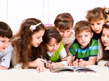 Niños leyendo un cuento Niños leyendo un cuento