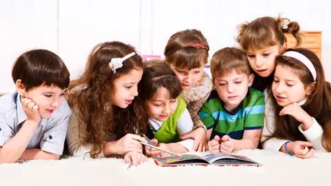 Niños leyendo un cuento Niños leyendo un cuento
