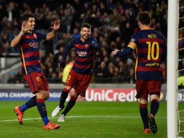 Leo Messi celbra un gol con Suárez y Piqué