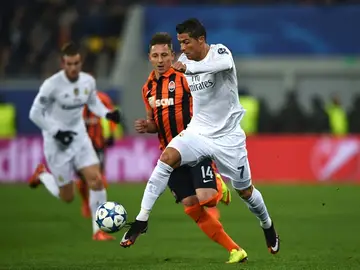Cristiano conduce el balón ante el Shakhtar Cristiano conduce el balón ante el Shakhtar