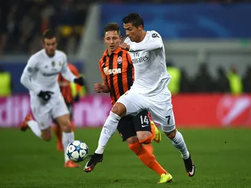 Cristiano conduce el balón ante el Shakhtar Cristiano conduce el balón ante el Shakhtar
