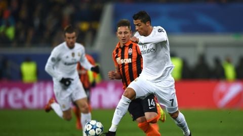 Cristiano conduce el bal&oacute;n ante el Shakhtar