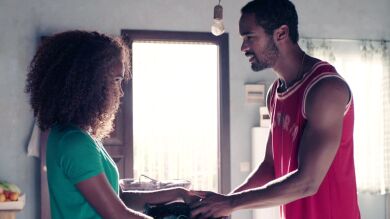 Fara recoge sus cosas y se despide de Kaled