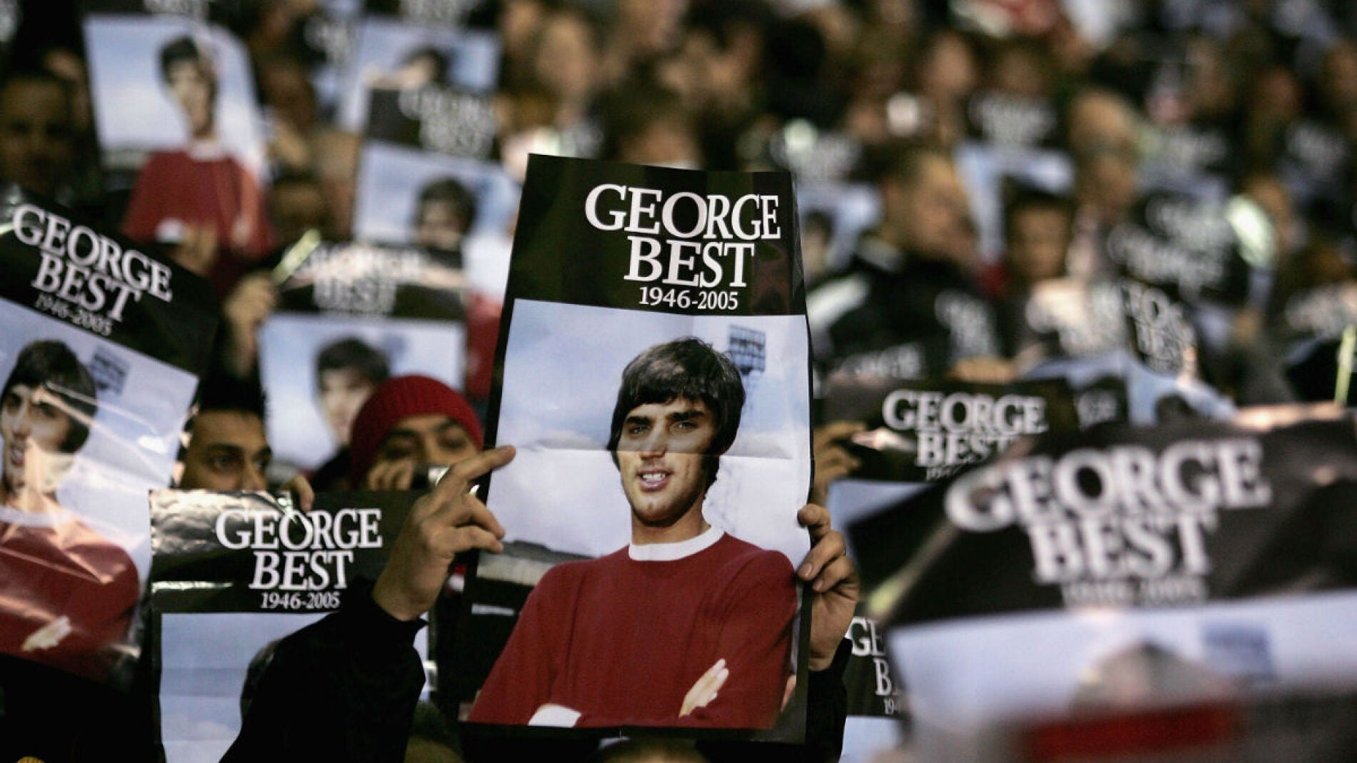 Hinchas del United homenajean a Best en Old Trafford