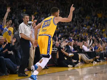 Stephen Curry celebra una canasta ante los Lakers Stephen Curry celebra una canasta ante los Lakers