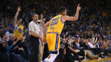 Stephen Curry celebra una canasta ante los Lakers