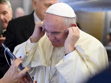 El Papa Francisco en el avión que le ha llevado a África