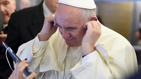 El Papa Francisco en el avión que le ha llevado a África El Papa Francisco en el avión que le ha llevado a África