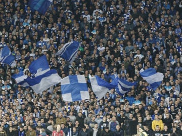 Aficionados de Dinamo en una de las gradas del estadio de Kiev