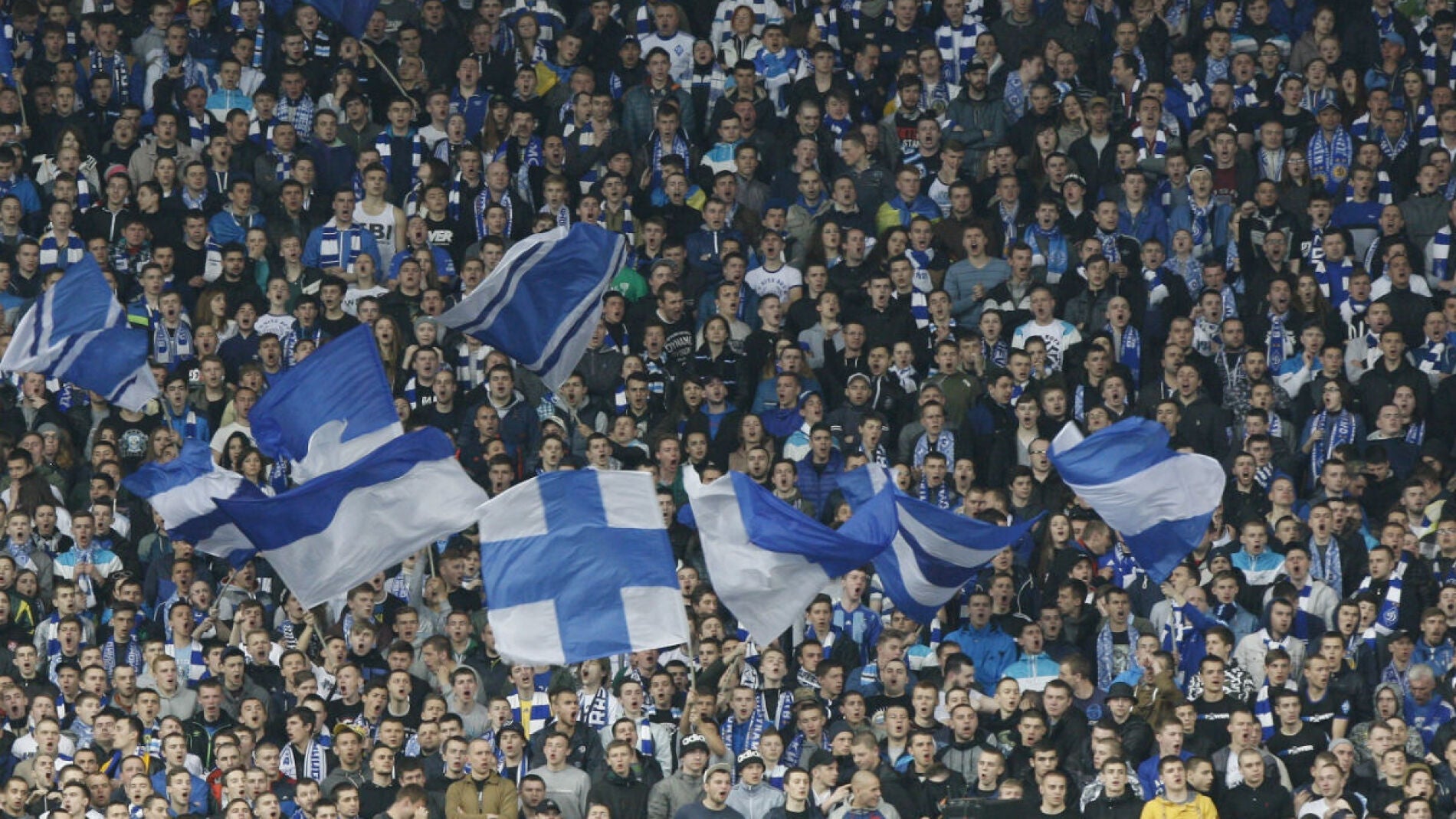 Aficionados de Dinamo en una de las gradas del estadio de Kiev