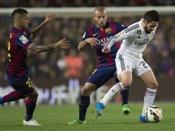 Isco, en un jugada en el Clásico ante el Barça