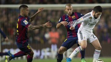 Isco, en un jugada en el Clásico ante el Barça