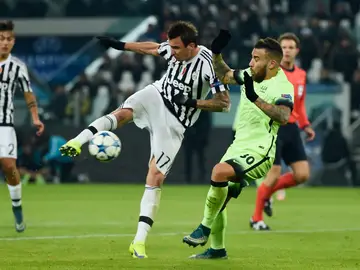 Manzukic marcando frente al City Manzukic marcando frente al City