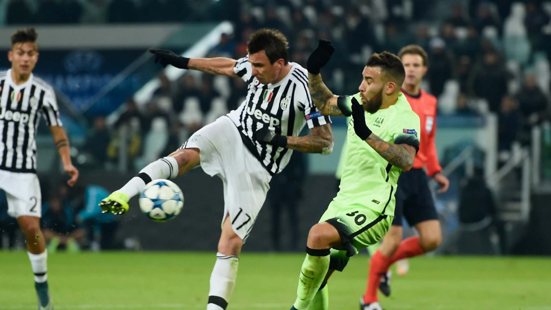Manzukic marcando frente al City Manzukic marcando frente al City