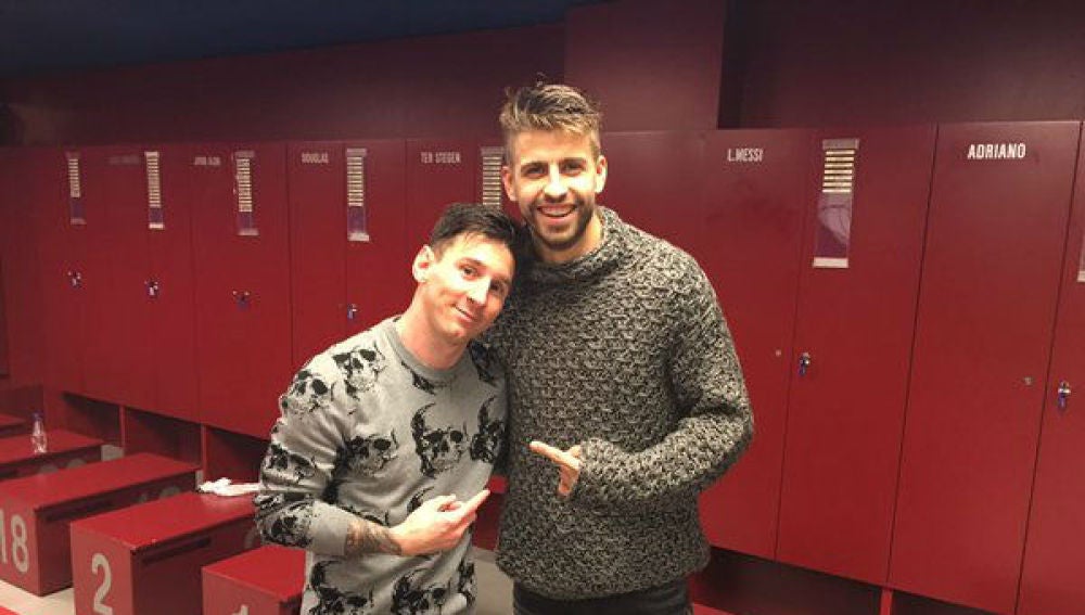 Piqué posa con Messi tras ganar a la Roma