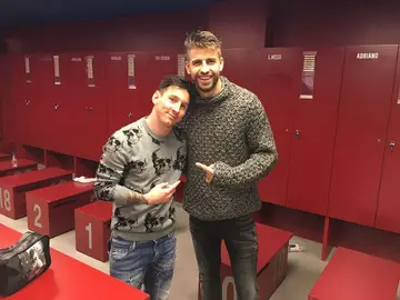 Piqué posa con Messi tras ganar a la Roma Piqué posa con Messi tras ganar a la Roma