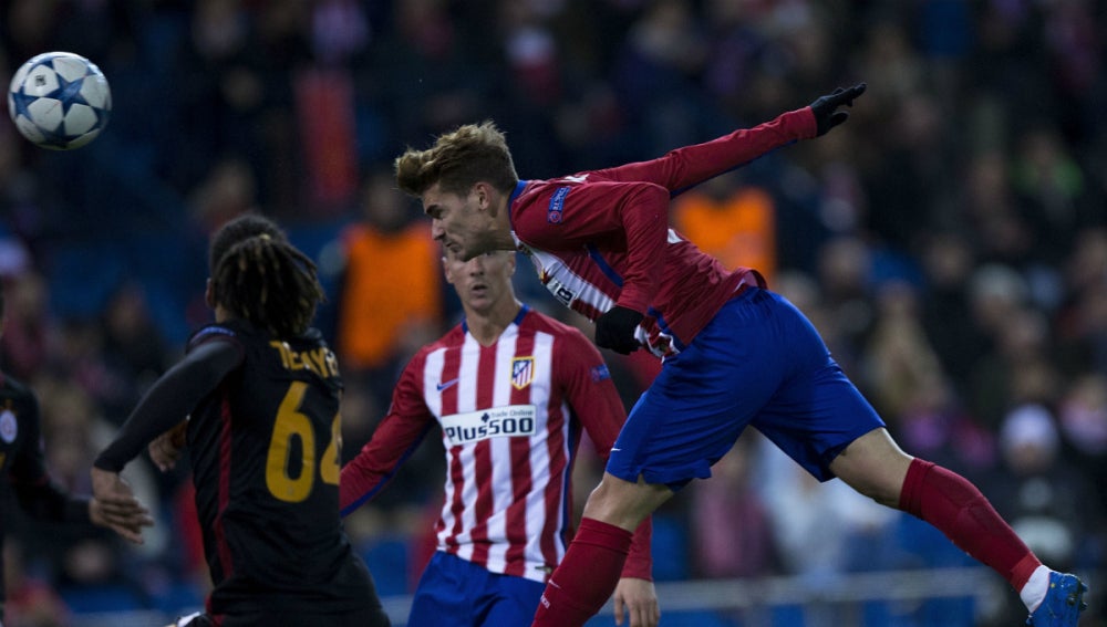 Griezmann anotando de cabeza con el Atlético