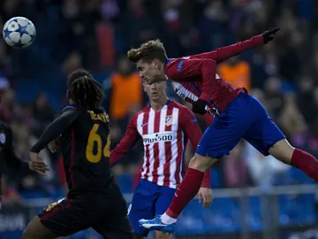 Griezmann anotando de cabeza con el Atlético Griezmann anotando de cabeza con el Atlético