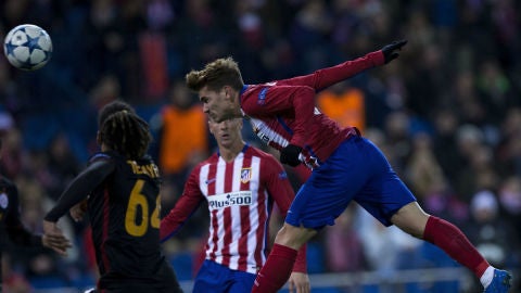 Griezmann anotando de cabeza con el Atl&eacute;tico