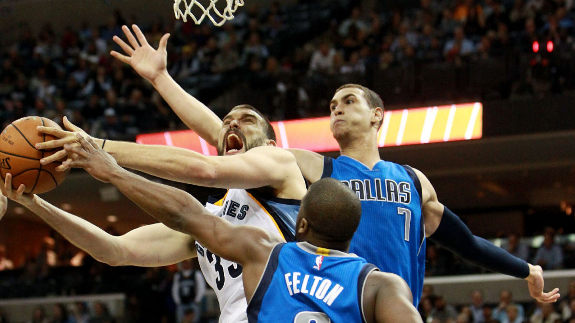 Marc Gasol, en acci&oacute;n ante Dallas