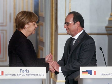 Angela Merkel muestra su apoyo a François Hollande