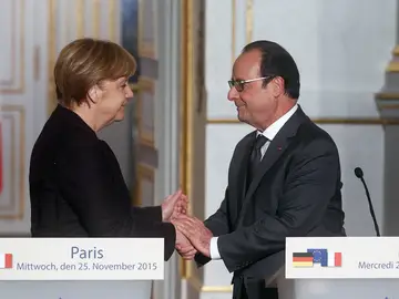 Angela Merkel muestra su apoyo a François Hollande Angela Merkel muestra su apoyo a François Hollande