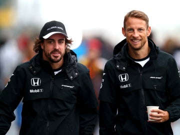 Fernando Alonso y Jenson Button en el paddock