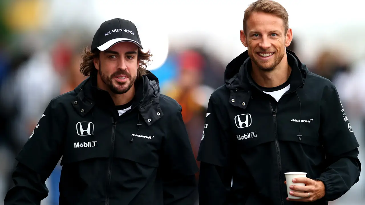 Fernando Alonso y Jenson Button en el paddock