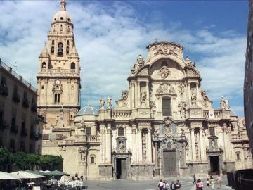 Vista de la fachada principal de la catedral de Murcia