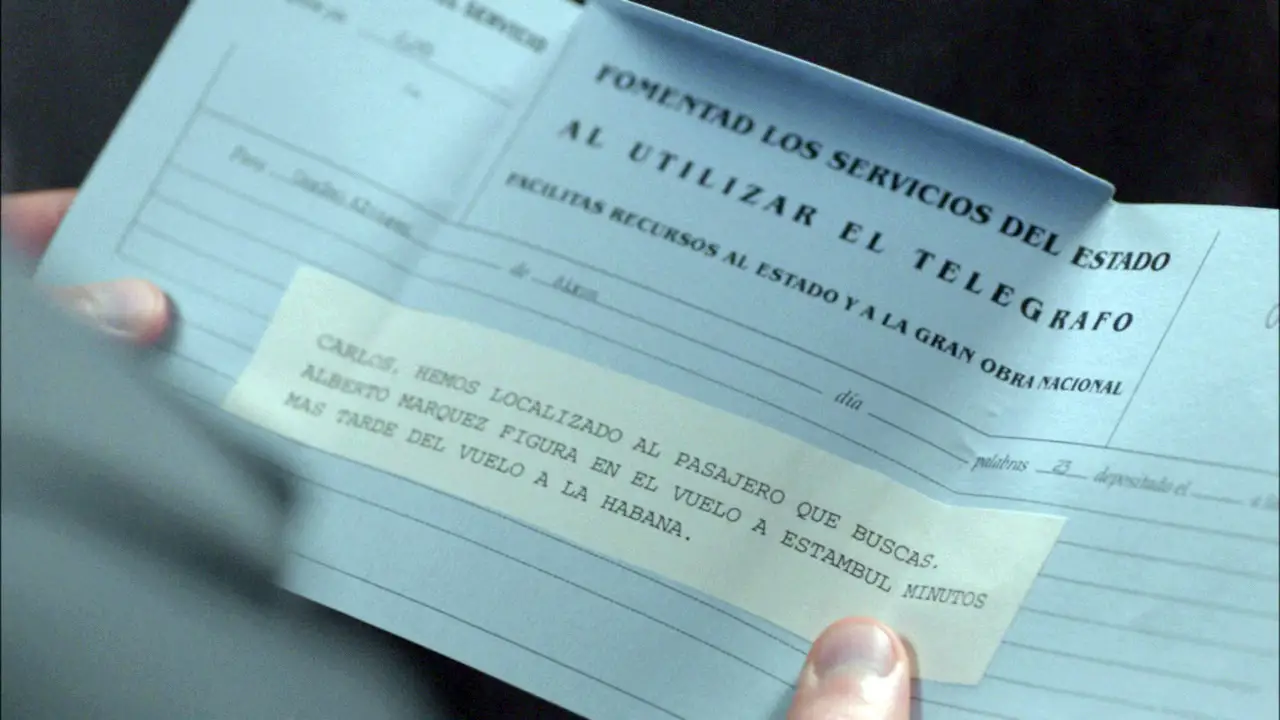 Carlos le oculta a Ana el secreto que la está destrozando