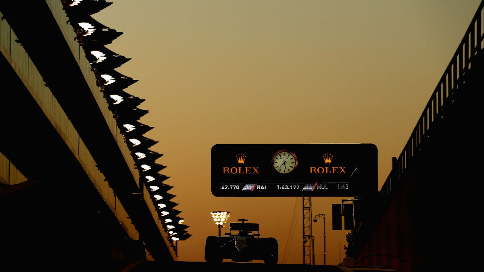 Felipe Massa pilota mientras cae la noche en Yas Marina