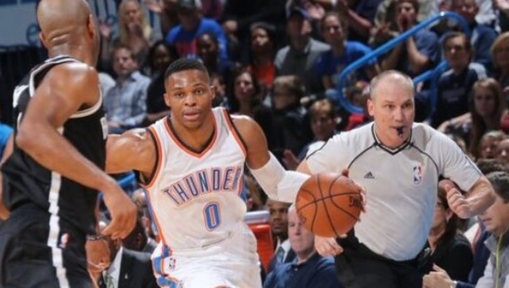 Kevin Durant encara a su defensor en una acción ofensiva