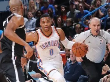 Kevin Durant encara a su defensor en una acción ofensiva Kevin Durant encara a su defensor en una acción ofensiva