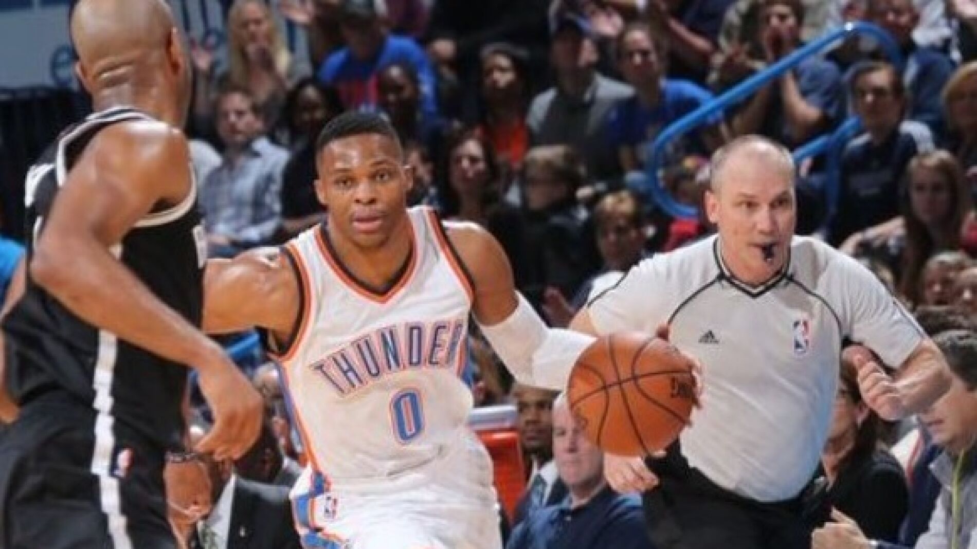 Kevin Durant encara a su defensor en una acci&oacute;n ofensiva