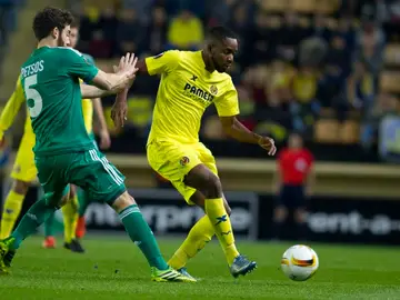 Bakambu conduce el balón en el partido ante el Rapid de Viena Bakambu conduce el balón en el partido ante el Rapid de Viena