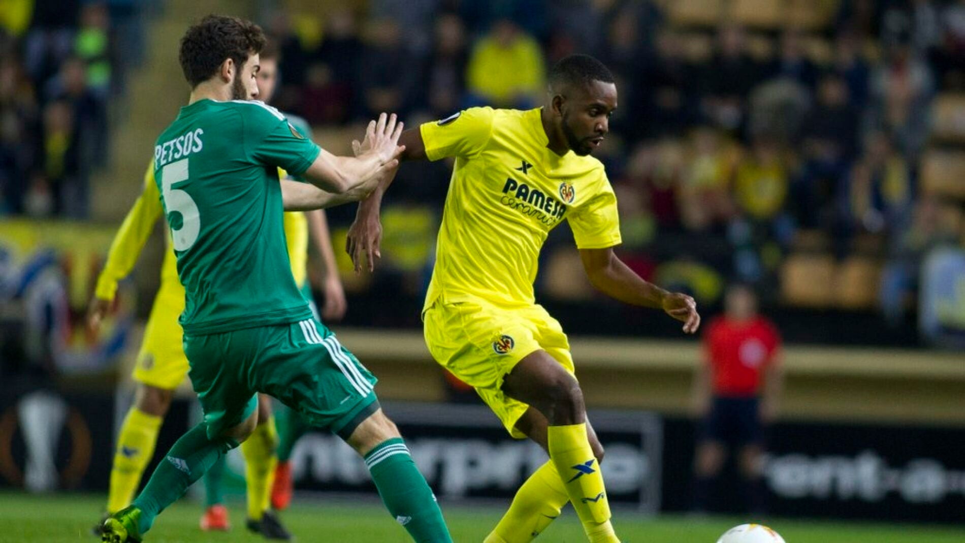 Bakambu conduce el bal&oacute;n en el partido ante el Rapid de Viena
