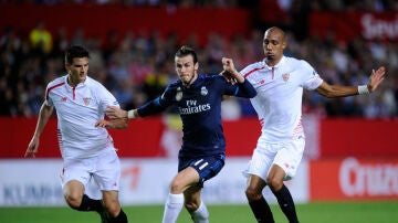 Andreolli, disputando un balón con Gareth Bale
