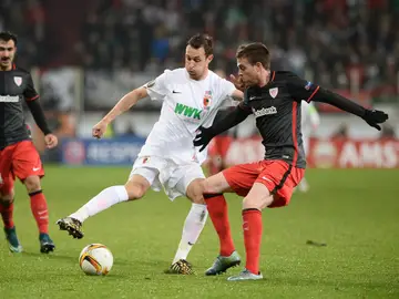 Eraso intenta robar el balón en el partido ante el Augsburgo Eraso intenta robar el balón en el partido ante el Augsburgo
