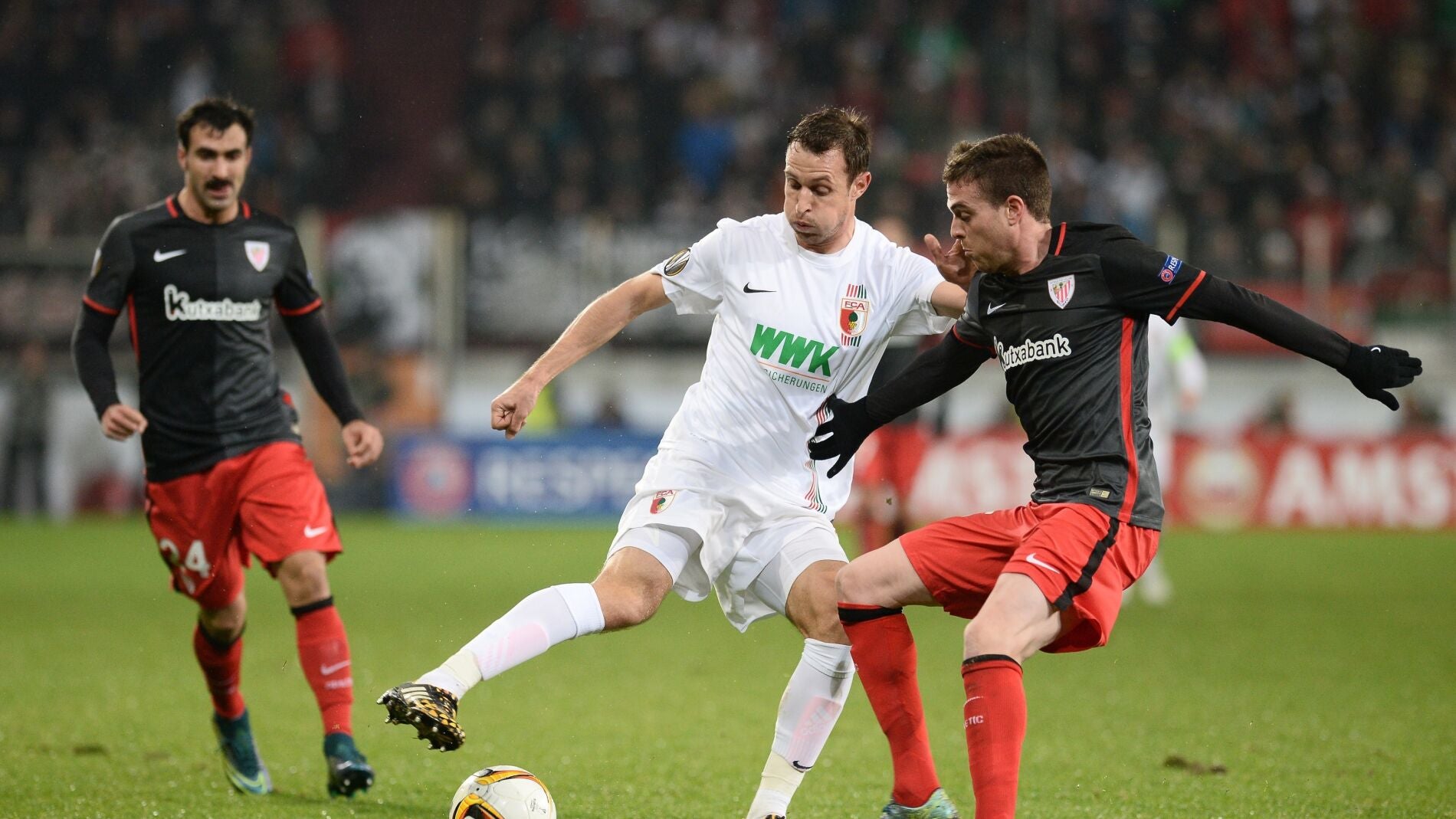 Eraso intenta robar el bal&oacute;n en el partido ante el Augsburgo