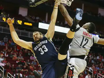 Marc Gasol, en acción ante Howard Marc Gasol, en acción ante Howard