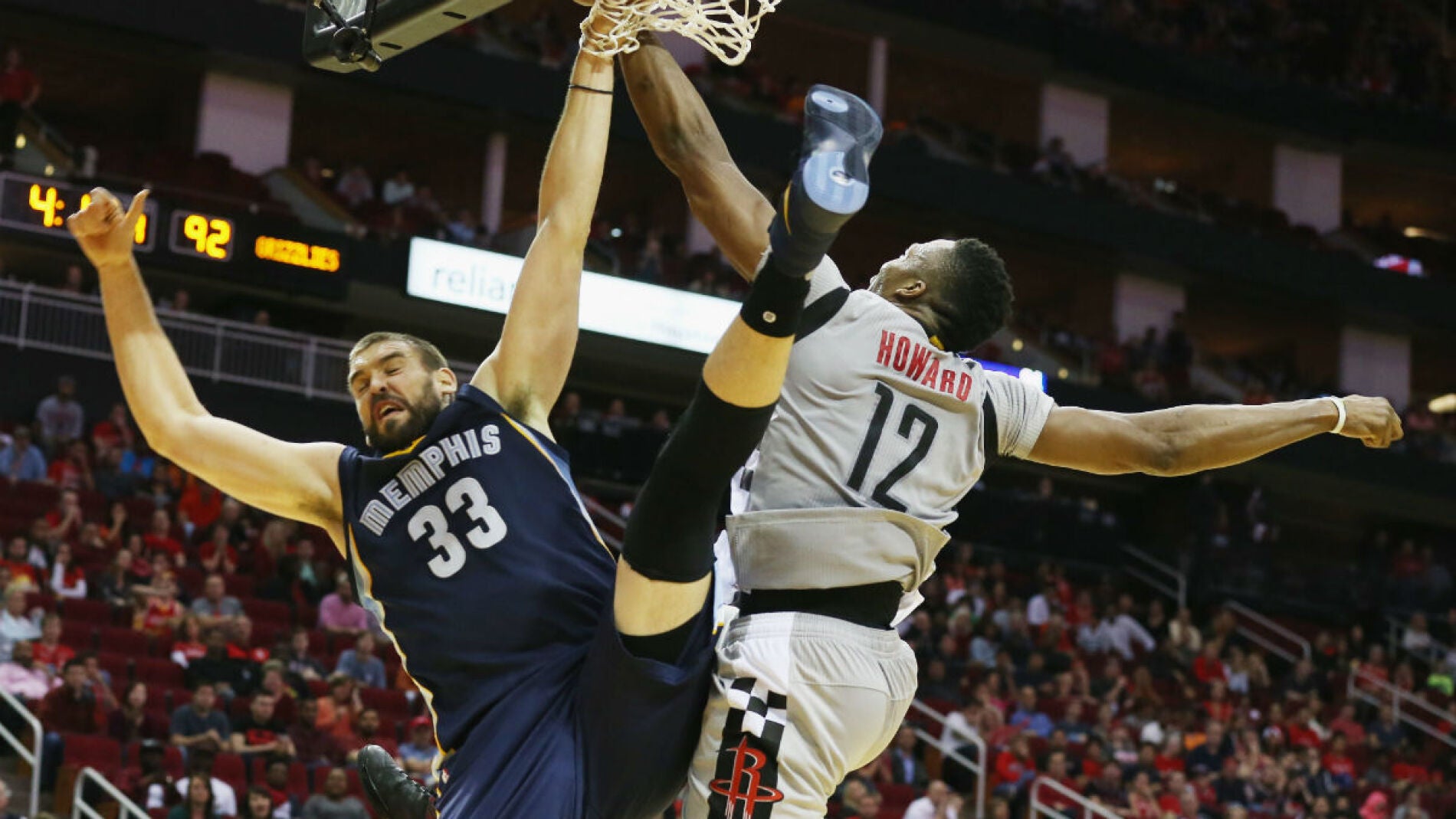 Marc Gasol, en acci&oacute;n ante Howard